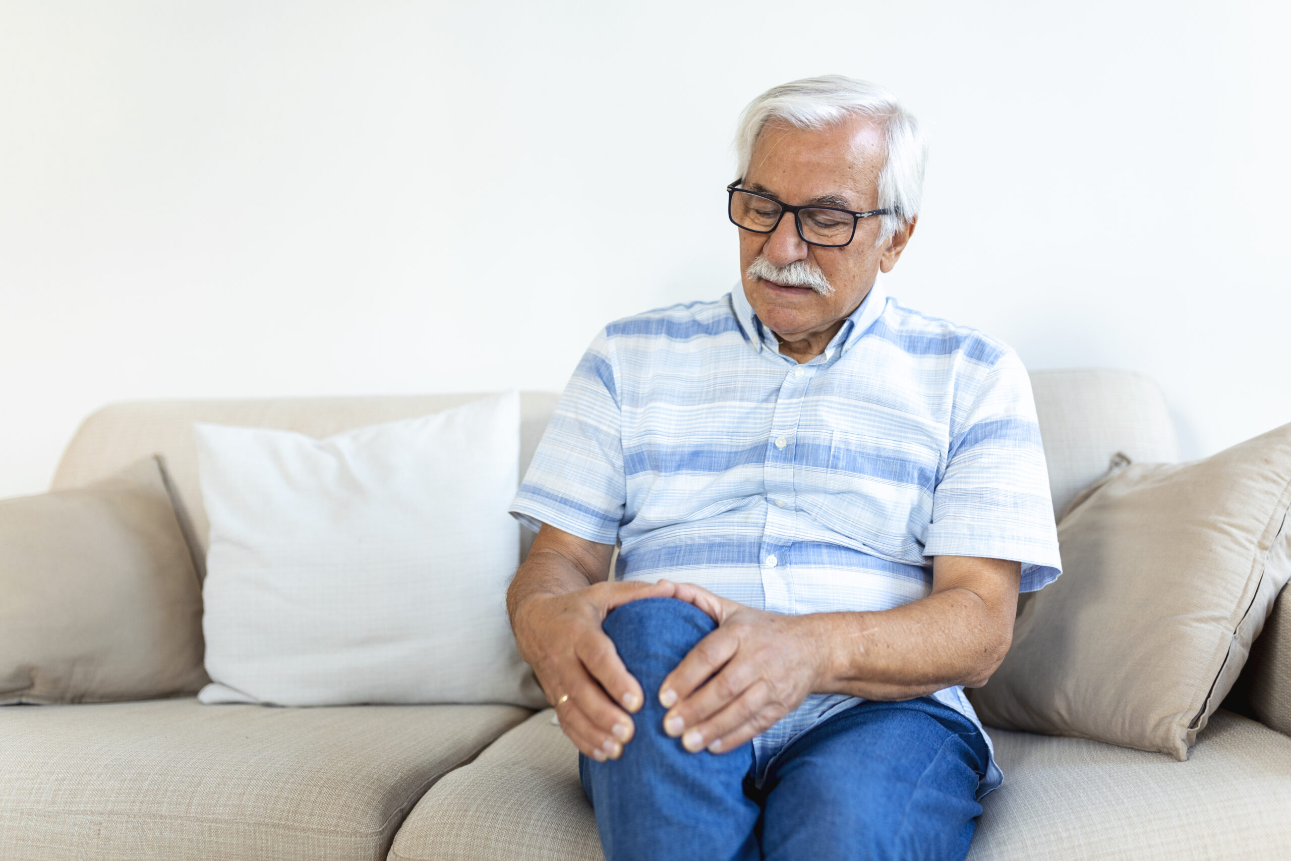 Knee Pain in the Morning: Causes, Quick Fixes, and Natural Relief
